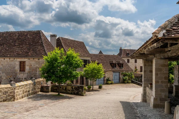 法国卡伦纳茨 2022年5月13日 在一个田园诗般的法国乡村 风景如画的街道上有石头房子 — 图库照片