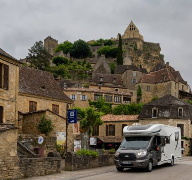 Beynac-et-Cazenac, Fransa - 12 Mayıs 2022: Dordogne Vadisi 'ndeki Beynac-et-Cadenac' ın tarihi ve pitoresk ortaçağ köyünden geçen motorlu ev