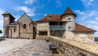 Curemonte, Fransa - 13 Mayıs 2022: Fransa 'nın Perigord bölgesindeki Curemonte köyündeki tarihi evler