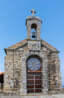 Bakio, İspanya - 3 Mayıs 2022: İspanya 'nın Bask Bölgesi' ndeki San Juan de Gaztelugatxe inziva ve şapelinin yakın görüntüsü