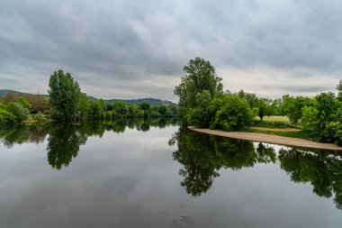 Fransa 'nın güneybatısındaki Dordogne Vadisi' nin sakin nehir manzarası ve manzarası.