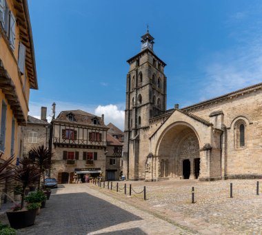 Beaulieu-sur-Dordogne, Fransa - 13 Mayıs 2022: Beaulieu-sur-Dordogne 'daki tarihi Saint Pierre Manastırı