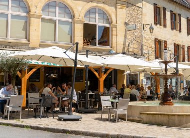 Saint-Cyprien, Fransa - 11 Mayıs 2022: Fransa 'daki Dordogne Vadisi' ndeki Katolik Saint-Cyprien Kilisesi manzarası