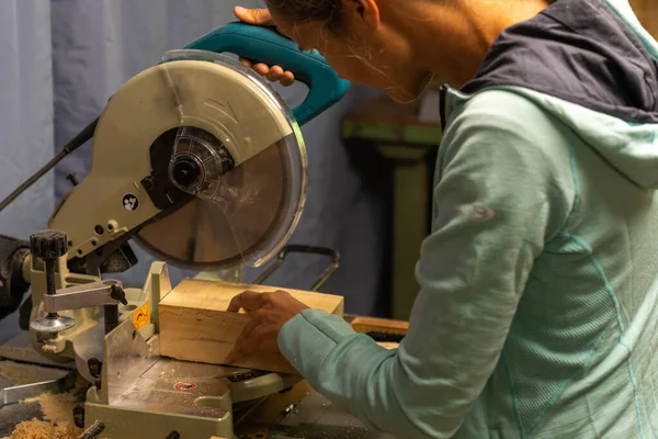 Een Close Van Een Vrouw Timmerman Snijden Een Blok Van — Stockfoto