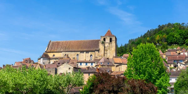2022年5月11日 法国圣伯伦 圣伯伦历史中心 传统的褐色石屋和天主教教堂 — 图库照片