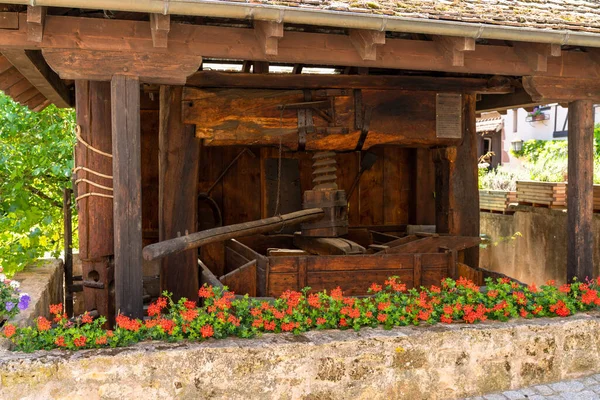 Vista Detalhada Uma Prensa Vinho Tradicional Centro Histórico Vila Mittelbergheim — Fotografia de Stock