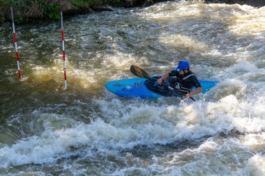 Metz, Fransa - 1 Haziran 2022: Metz şehir merkezinde Digue de la Pucelle slalom sahasında slalom kano sporcusu eğitimi