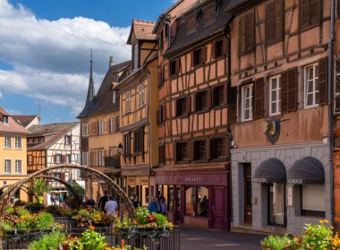 Colmar, Fransa - 29 Mayıs 2022: Renkli tarihi yarı ahşap evleri ile tarihi Colmar