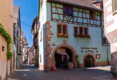 Riquewihr, Fransa - 30 Mayıs 2022: Alsas 'ın Riquewihr kasabasındaki tarihi renkli yarı keresteli evler