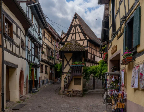 Eguisheim Frankrijk Mei 2022 Smalle Keienstraat Met Kleurrijke Historische Vakwerkhuizen — Stockfoto