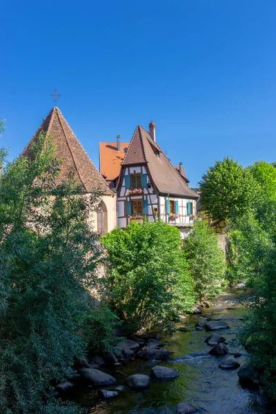 法国Kaysersberg 2022年5月30日 位于Kaysersberg村中心的Weiss河的半木制房屋 — 图库照片