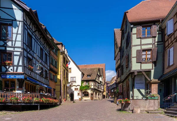 Riquewihr, Fransa - 30 Mayıs 2022: Alsas 'ın Riquewihr kasabasındaki tarihi renkli yarı keresteli evler