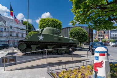 Bastogne, Belçika - 4 Haziran 2022: Bastogne şehir merkezindeki Sherman Tank Anıtı
