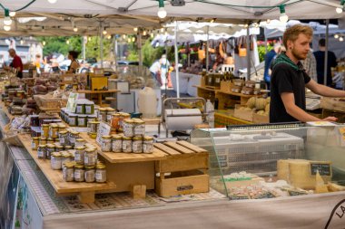 Clervaux, Lüksemburg - 4 Haziran 2022: Clervaux köyünün merkezinde yer alan Lüksemburg 'un peynirleri, tipik sosisleri ve ezmeleriyle market tezgahı