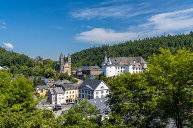 Clervaux, Lüksemburg - 4 Haziran 2022: Kuzey Lüksemburg 'da şatosu ve kilisesi olan tarihi şehir merkezi