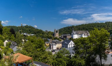 Clervaux, Lüksemburg - 4 Haziran 2022: Kuzey Lüksemburg 'da şatosu ve kilisesi olan tarihi şehir merkezi