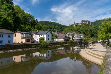 Vianden, Lüksemburg - 3 Haziran 2022: Lüksemburg 'daki Our River üzerindeki Vianden köyü ve şatosunun manzarası