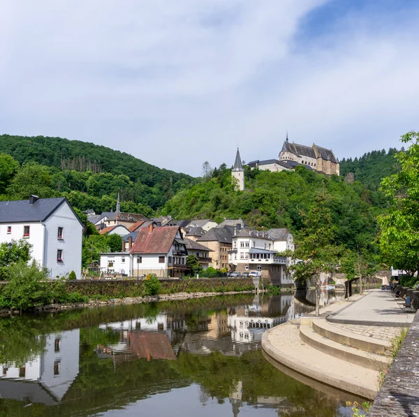 Vianden, Lüksemburg - 3 Haziran 2022: Lüksemburg 'daki Our River üzerindeki Vianden köyü ve şatosunun manzarası