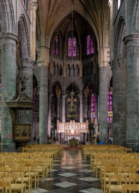 Dinant, Belçika - 5 Haziran 2022: Dinant 'taki Notre Dame katedralinin iç görünümü