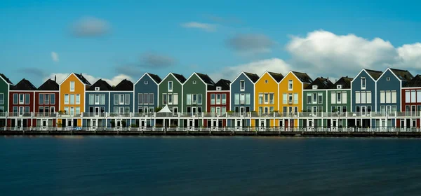 オランダのホーテン2022年6月9日 ホーテンのカラフルな虹の家と湖のパノラマビュー — ストック写真