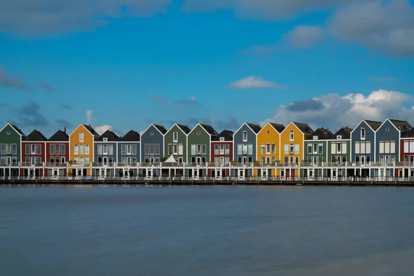 オランダのホーテン 2022 ホーテンのカラフルな虹の家や湖の長い露出ビュー — ストック写真