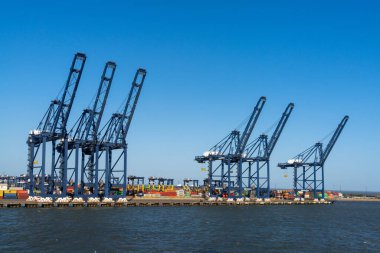 Harwich, Birleşik Krallık - 10 Haziran 2022: İngiltere 'nin Harwich limanındaki konteynır ve liman vinçlerinin görüntüsü