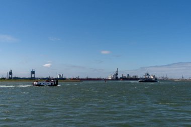 Hoek van Holland, Hollanda - 10 Haziran 2022: Rotterdam yakınlarındaki Ren nehri mavnası.