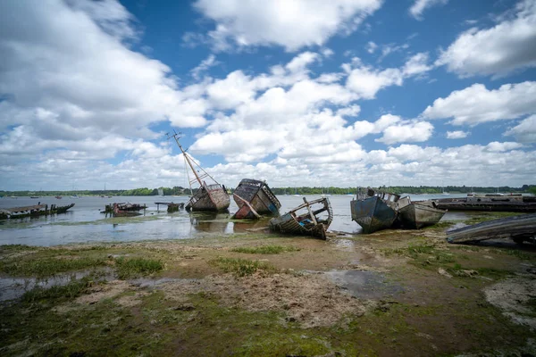 イギリスのピン 2022年6月11日 干潮時にサフォーク川のピン ミルのボート墓地の景色 — ストック写真