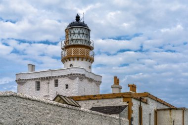 Fraserburgh, Birleşik Krallık - 24 Haziran 2022: Kuzey İskoçya 'daki tarihi Kinnaird Kalesi Deniz Feneri manzarası