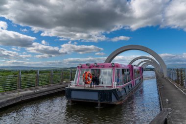 Falkirk, Birleşik Krallık - 19 Haziran 2022: Union Kanalı 'ndan ayrıldıktan sonra bir turist teknesi gezisi manzarası. Falkirk Wheel hidrolik tekne asansörü.