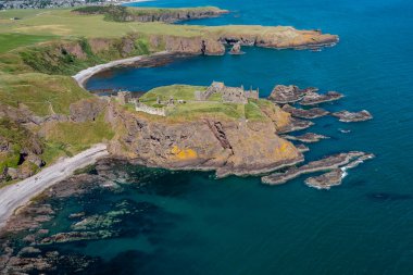 Stonehaven, Birleşik Krallık - 23 Haziran 2022: Dunnottar Kalesi ve Aberdeenshire 'ın vahşi kıyılarının insansız hava aracı görüntüsü