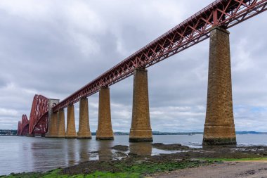 Queensferry, Birleşik Krallık - 21 Haziran 2022: Scoltand 'daki Forth Firth üzerindeki tarihi Cantilver Forth Köprüsü manzarası