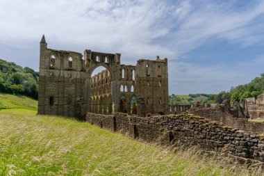 Rievaulx, Birleşik Krallık - 17 Haziran 2022: Kuzey Yorkshire 'daki tarihi İngiliz Mirası ve Rievaulx Manastırı