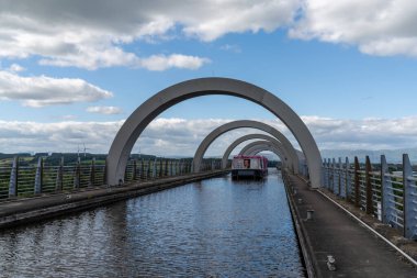Falkirk, Birleşik Krallık - 19 Haziran 2022: Union Kanalı 'ndan ayrıldıktan sonra bir turist teknesi gezisi manzarası. Falkirk Wheel hidrolik tekne asansörü.