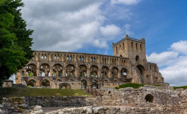 Jedburgh, Birleşik Krallık - 18 Haziran 2022: Güney İskoçya 'daki Augustinian Jedburgh Abbey kalıntıları ve mezarlığı manzarası