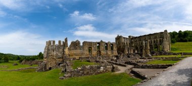 Rievaulx, Birleşik Krallık - 17 Haziran 2022: Kuzey Yorkshire 'daki tarihi Rievaulx Abbey harabelerinin manzarası