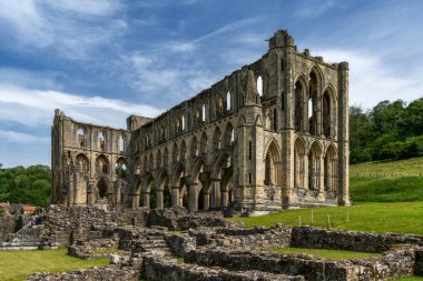 Rievaulx, Birleşik Krallık - 17 Haziran 2022: Kuzey Yorkshire 'daki tarihi İngiliz Mirası ve Rievaulx Manastırı