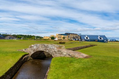 St. Andrews, Birleşik Krallık - 22 Haziran 2022: Açık Şampiyonanın 150. yıldönümü sırasında tarihi Swilcan Köprüsü ve St. Andrewsd Eski Pist 'in 18. deliği