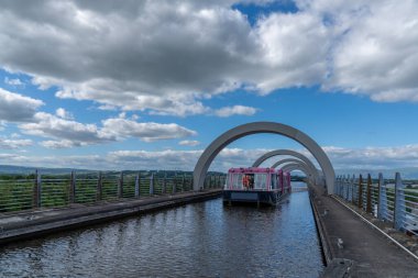 Falkirk, Birleşik Krallık - 19 Haziran 2022: Union Kanalı 'ndan ayrıldıktan sonra bir turist teknesi gezisi manzarası. Falkirk Wheel hidrolik tekne asansörü.