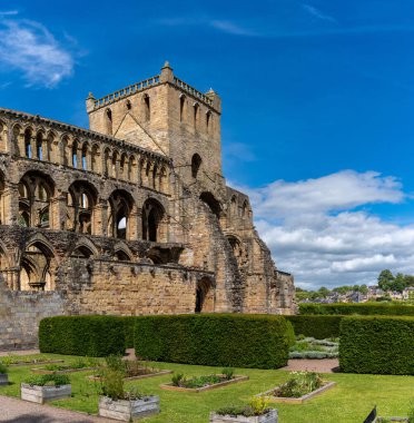 Jedburgh, Birleşik Krallık - 18 Haziran 2022: Augustinian Jedburgh Abbey kalıntılarının manzarası