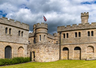 Jedburgh, Birleşik Krallık - 18 Haziran 2022: Jedburgh 'daki tarihi kale ve hapishanenin manzarası