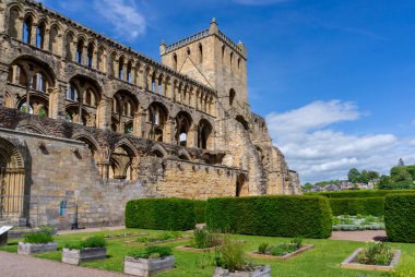 Jedburgh, Birleşik Krallık - 18 Haziran 2022: Augustinian Jedburgh Abbey kalıntılarının manzarası