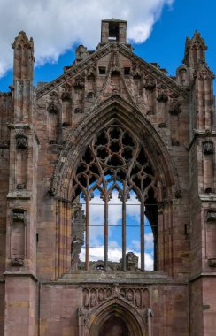 Melrose, Birleşik Krallık - 19 Haziran 2022: Melrose Abbey 'in merkez sahanlığının dikey mimari ayrıntılı görünümü