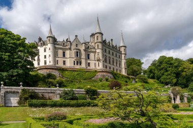 Golspie, Birleşik Krallık - 25 Haziran 2022: İskoçya 'daki Dunrobin Kalesi ve Bahçeleri