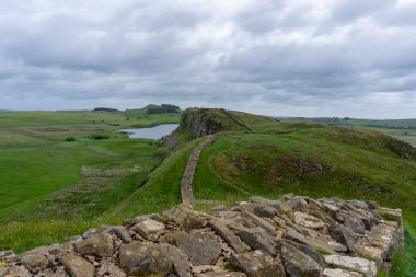 Kuzey İngiltere 'de Çelik Rigg yakınlarındaki Hadrian Duvarı' nın kalıntıları.