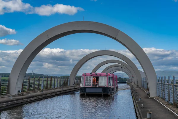 Falkirk, Birleşik Krallık - 19 Haziran 2022: Union Kanalı 'ndan ayrıldıktan sonra bir turist teknesi gezisi manzarası. Falkirk Wheel hidrolik tekne asansörü.