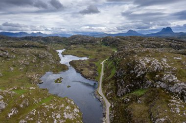 Lochniver yakınlarındaki İskoç Higlands 'ta Kuzey Sahili 500 manzaralı bir sahil yolu ve manzarasının insansız hava aracı görüntüsü
