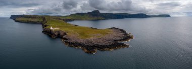 Neist Point Deniz Feneri 'nin ve Skye Adası' nın batı kıyısındaki Minch 'in manzarası.