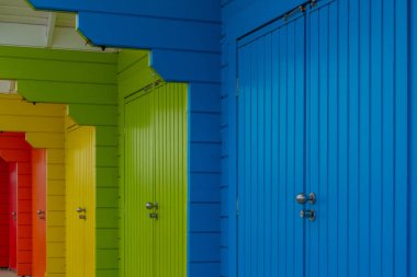 Kuzey Yorkshire, Scarborough sahilindeki renkli ahşap plaj kulübelerinin yakın çekim görüntüsü.