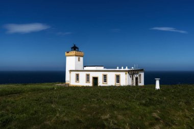 John O 'Groats, Birleşik Krallık - 26 Haziran 2022: Kuzey İskoçya' daki tarihi Duncansby Baş Feneri manzarası